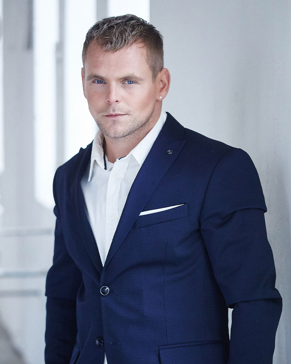 a man in a blue suit uhgyyy6.jpg